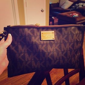 Michael kors wallet can bundle with matching purse