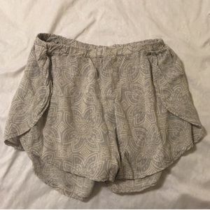 brandy melville printed taylor shorts