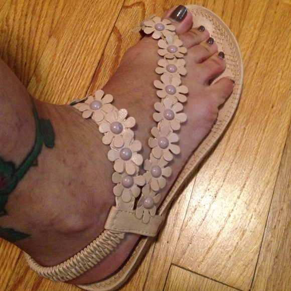 Tan floral sandals - Picture 2 of 4