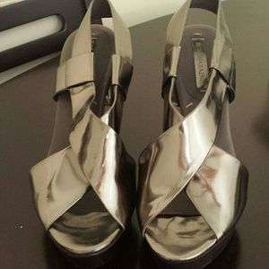 BCBG MAX AZARIA PUMP PLATFORMS.