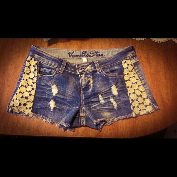 Destroyed shorts with Daisy crochet