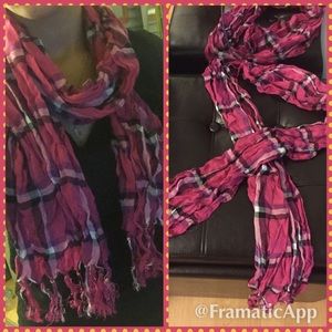 ⭐️ Pink plaid scarf
