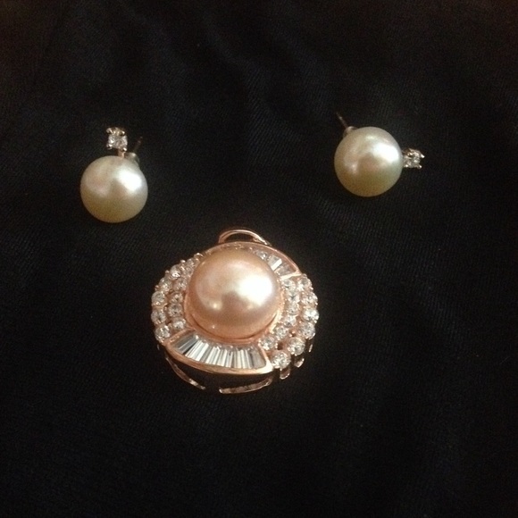 Pearl with rose tone