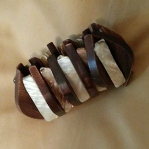 Natural wood and mother-of-pearl stretch bracelet