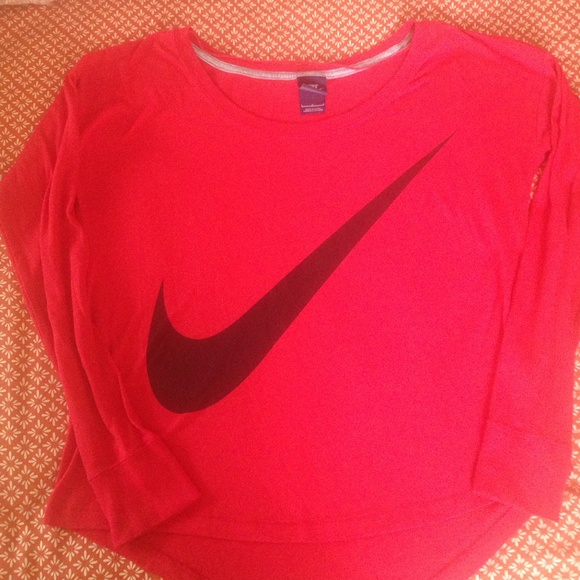 NIKE LONG SLEEVE SHIRT. L. BOAT NECK. RED.