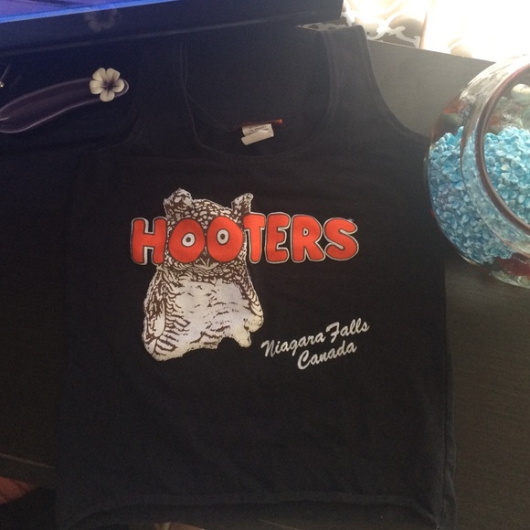 Hooters tank top