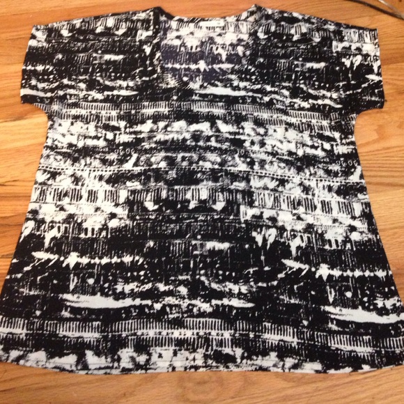 3/$20 Black/white patterned tee