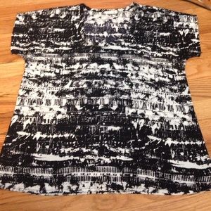 3/$20 Black/white patterned tee