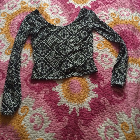 Geo print long sleeved crop top