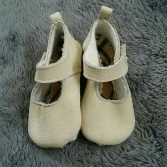 burberry crib shoes