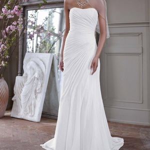 NWT, Wedding Dress, so flattering!