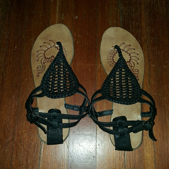 Black flat summer sandals