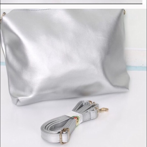 NWT Silver Tote with smaller makeup zipper pouch - Picture 3 of 3