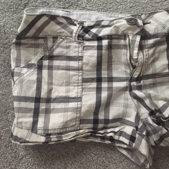 Black and white shorts - Picture 2 of 2