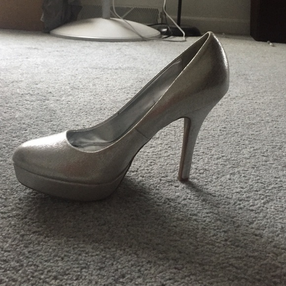 Silver heels - Picture 1 of 1