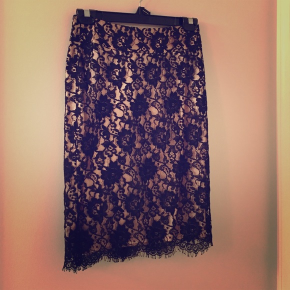 Elegant & chic black lace on nude color silk skirt - Picture 1 of 2