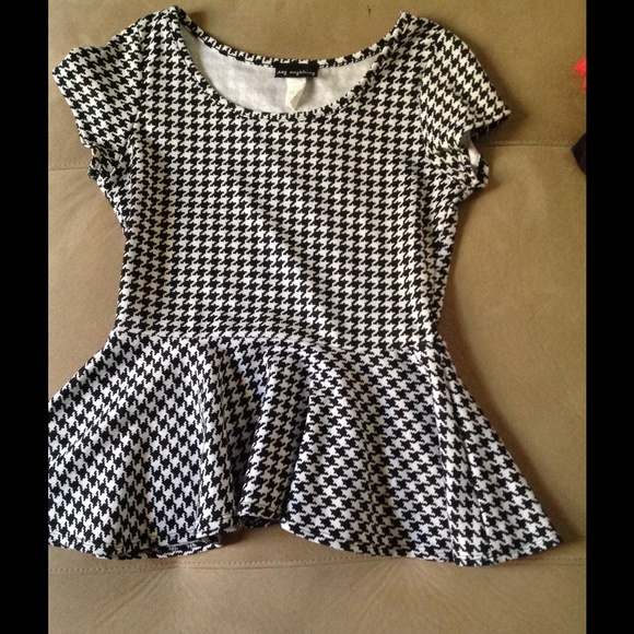 A peplum top〰