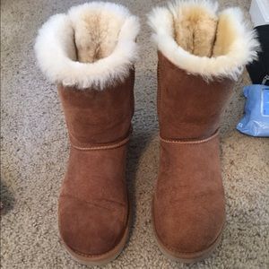 Chestnut bow uggs