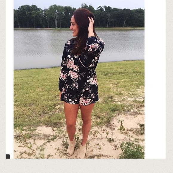 ❗️SOLD❗️Navy Floral Romper - Picture 4 of 4