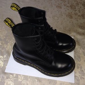 Black Dr. Martens boots w Dr.Martens wonder balsam