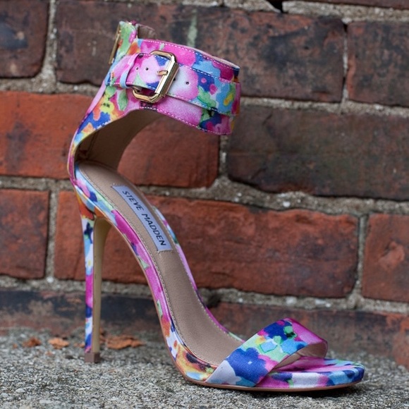 Steve Madden Shoes - Steve Madden floral print sandals