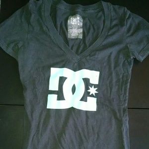Black and turquoise DC v-neck t-shirt XS