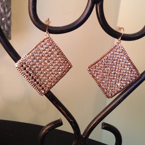 Rose gold colored drop earrings. Dazzling!