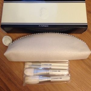 Travel authentic Mac brushes