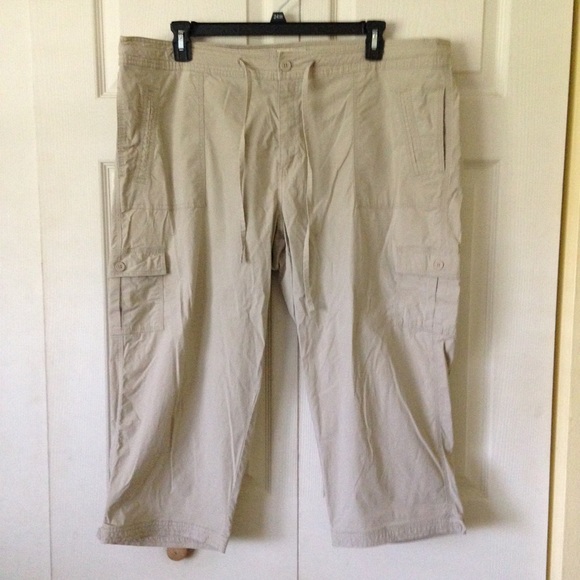 😱FINAL MARKDOWN-BEING DONATED😱Khaki Capri Pants