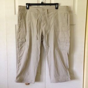 😱FINAL MARKDOWN-BEING DONATED😱Khaki Capri Pants
