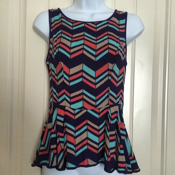 SOLD✨B1G1 FREE✨ Peplum Chevron Sleeveless Top - Picture 2 of 4