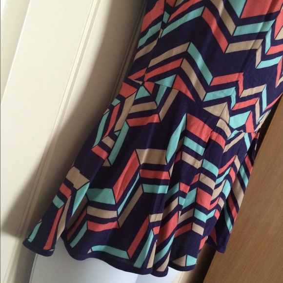 SOLD✨B1G1 FREE✨ Peplum Chevron Sleeveless Top - Picture 3 of 4