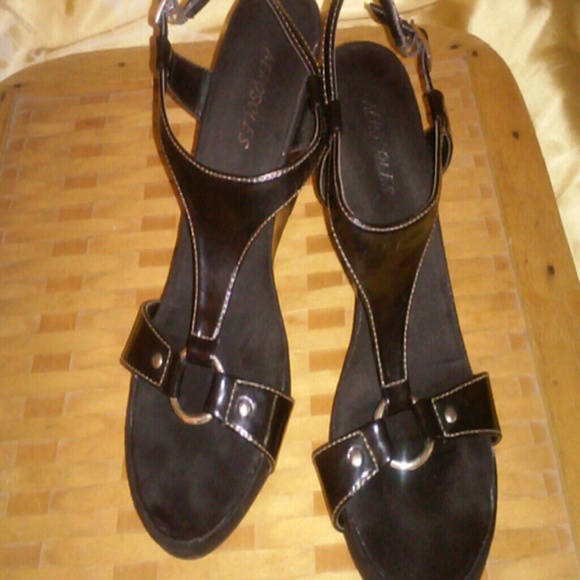 Black wedges