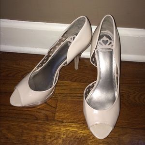 Nude pumps