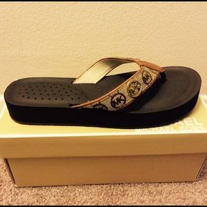 MICHAEL KORS Gage Flip Flop BG/EBONY