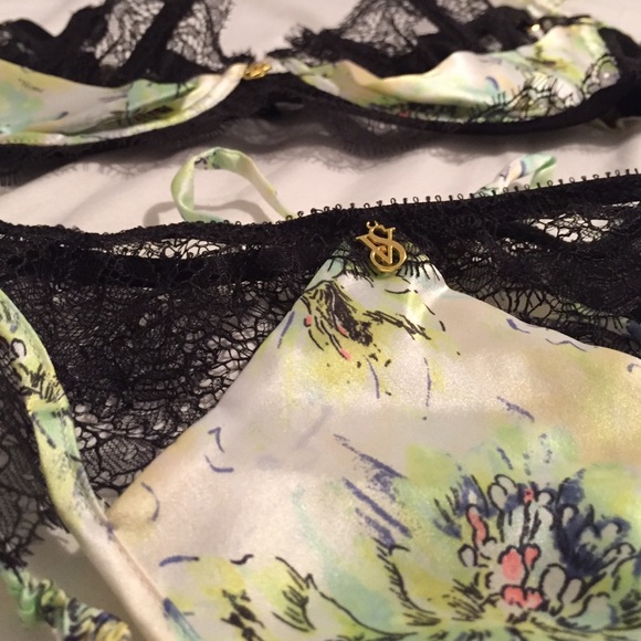 Special edition Victoria's Secret lingerie - Picture 3 of 4