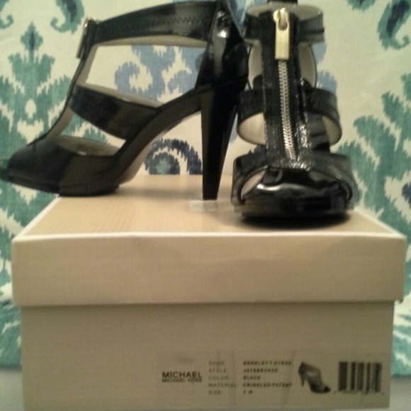 *never worn* Michael Kors Berkeley T-Strap