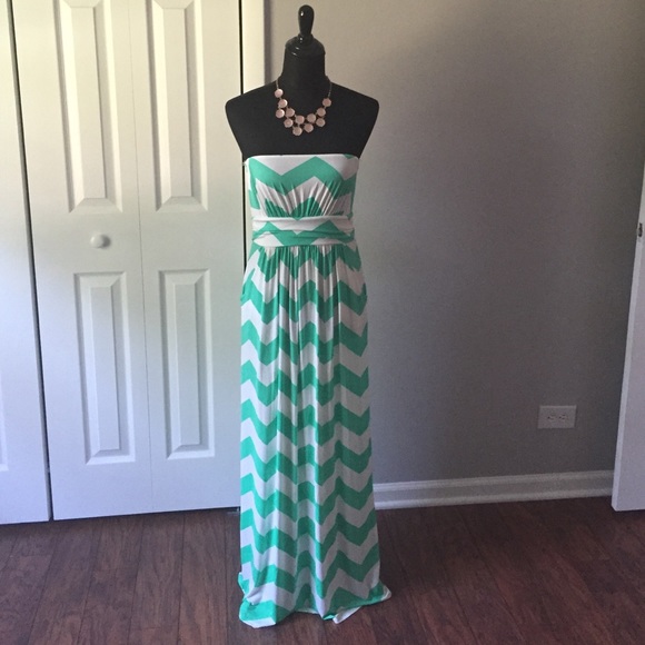 Dresses & Skirts - Sale 🎉 Chevron maxi dress