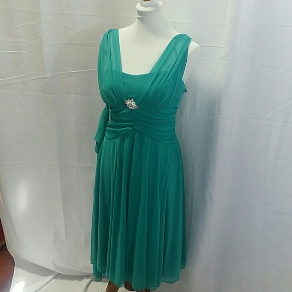 Green evening dress - Picture 2 of 7