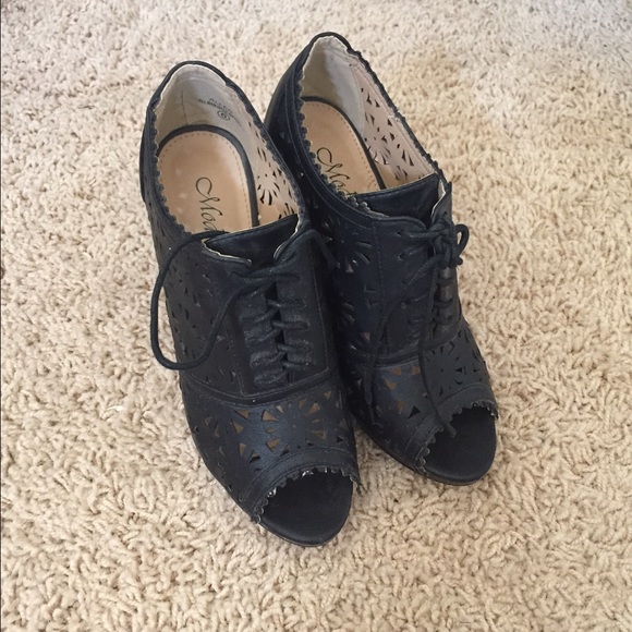 Shoes - HP 🎉 Cut out booties