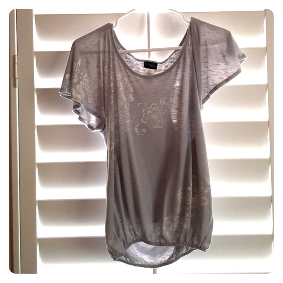 Light gray t-shirt.