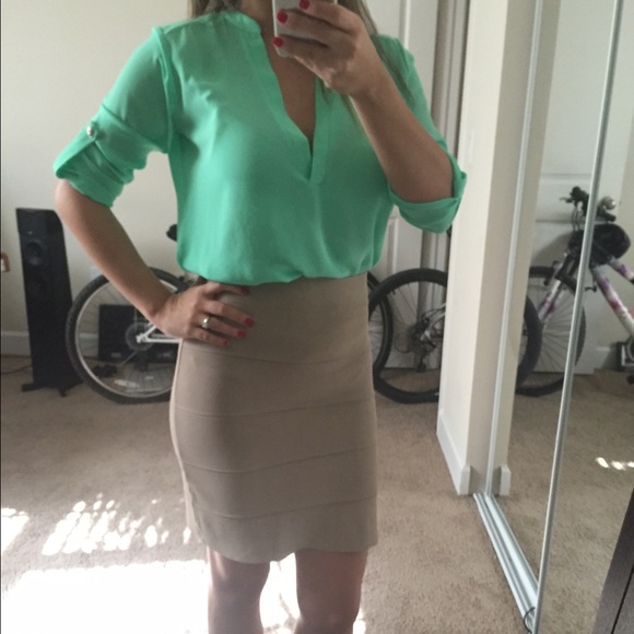 🎉1 HOUR SALE 🎉Beige BCBG bandage skirt