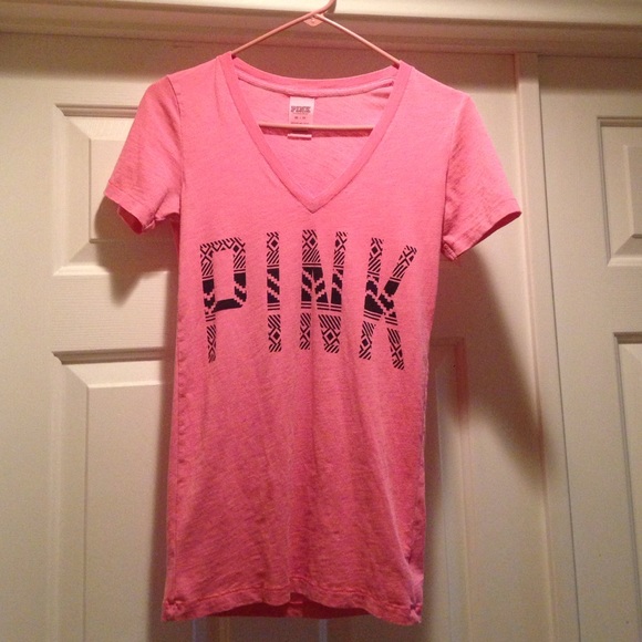 A pink t-shirt - Picture 1 of 1