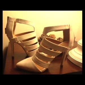 Pointed toe cream pumps