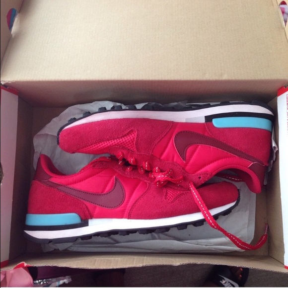 SOLD🚨🚨Super Cute & Comfy Nike Trainers!