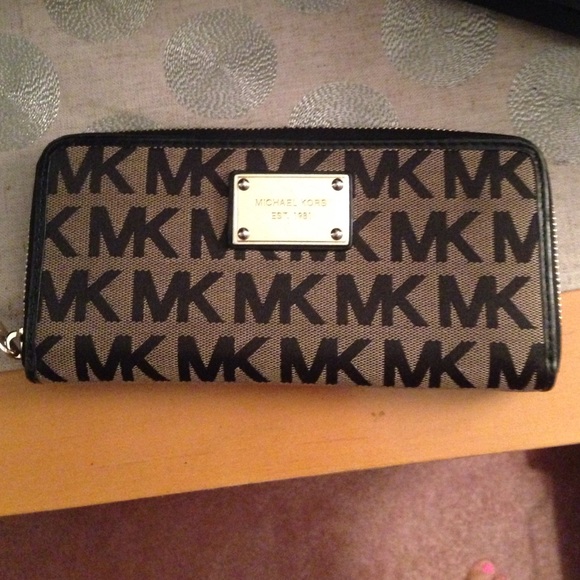 Michael Kors Clutches & Wallets - MICHAEL KORS WALLET 🔥