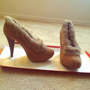 💕 fur top six inch brown heels 💕
