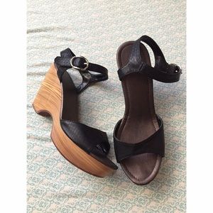 Black wedges
