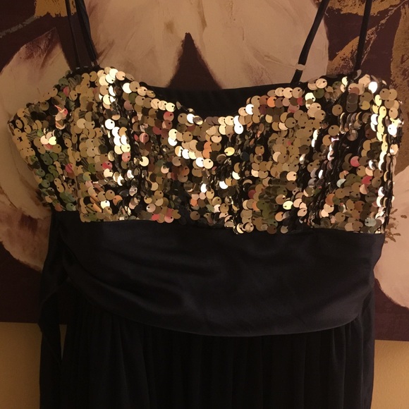 Gorgeous special occasion dress! - Picture 2 of 4