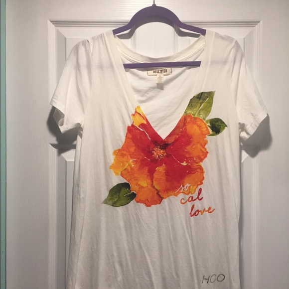 Hollister Tops - Hollister floral v neck